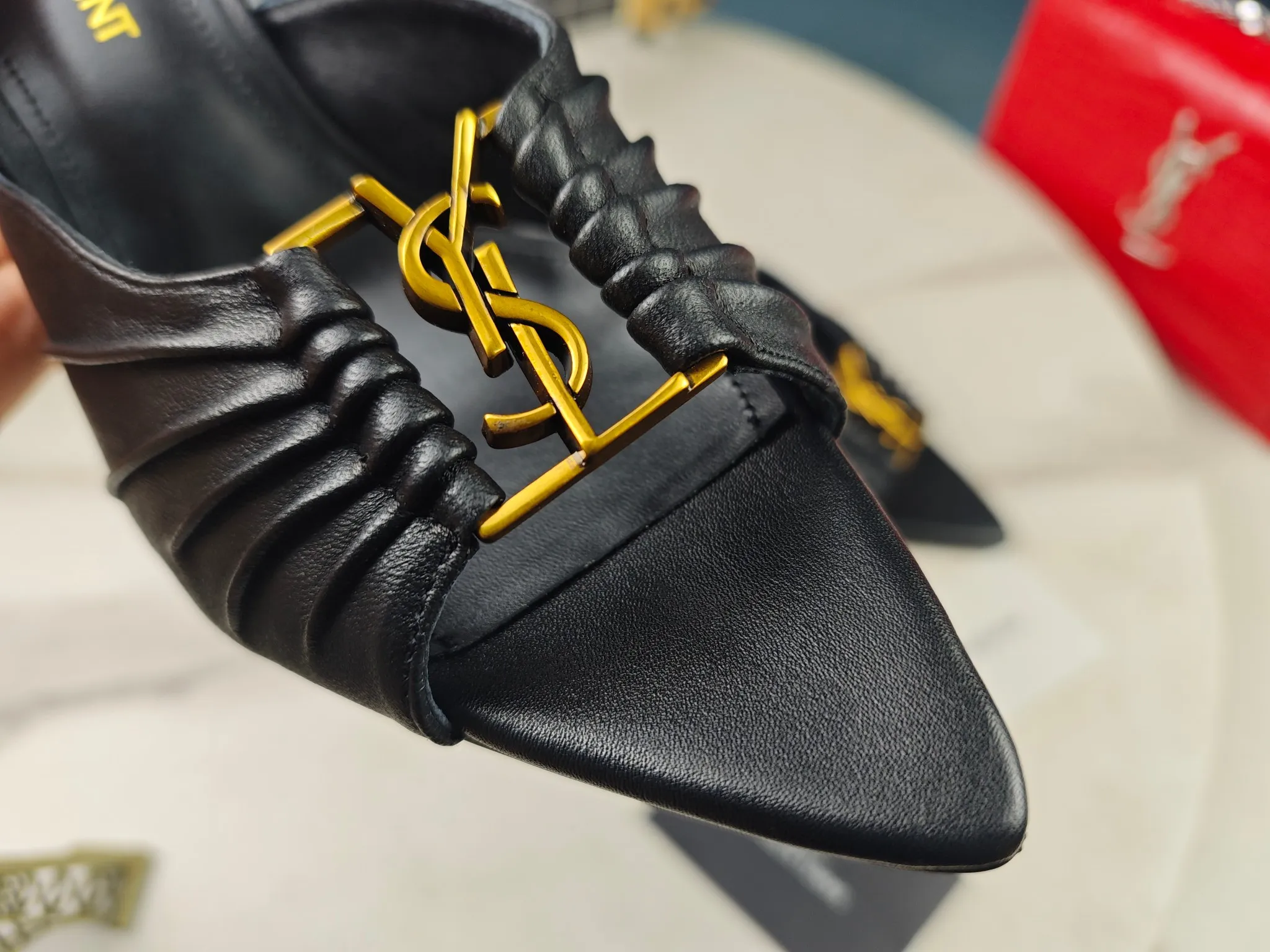 👟👟Ex-factory price 520👟👟 【Saint Laurent】Yves Saint Laurent, stiletto heel YSL sandals💃2024 early autumn counter synchronized with the latest styles, YSL, decoration👠 Classic and high-quality glamorous masterpieces, the hottest spring and summer series in the counter, with temperament, fashion, classic and attractive design style 😌The on-foot effect is particularly beautiful〰️, the material is imported from Italy, small black cow, imported black patent leather, lining, and foot pads; sheepskin, heel height, stiletto 9cm, size 35-41 (34.41.42 must be customized, non-returnable) outsole; imported genuine leather outsole, complete with counter packaging